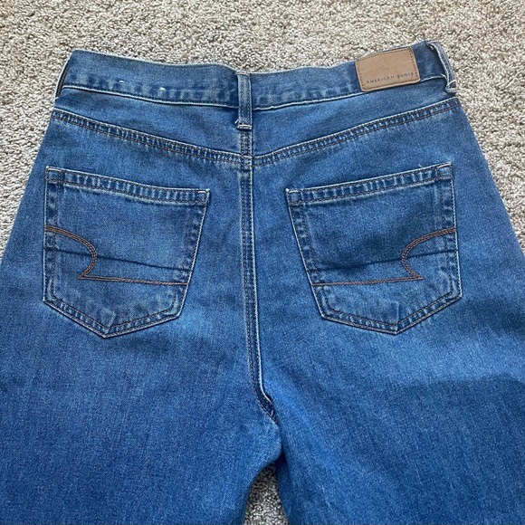 American Eagle Outfitters - Mom Jean. Size 4 short - Picture 2 of 9